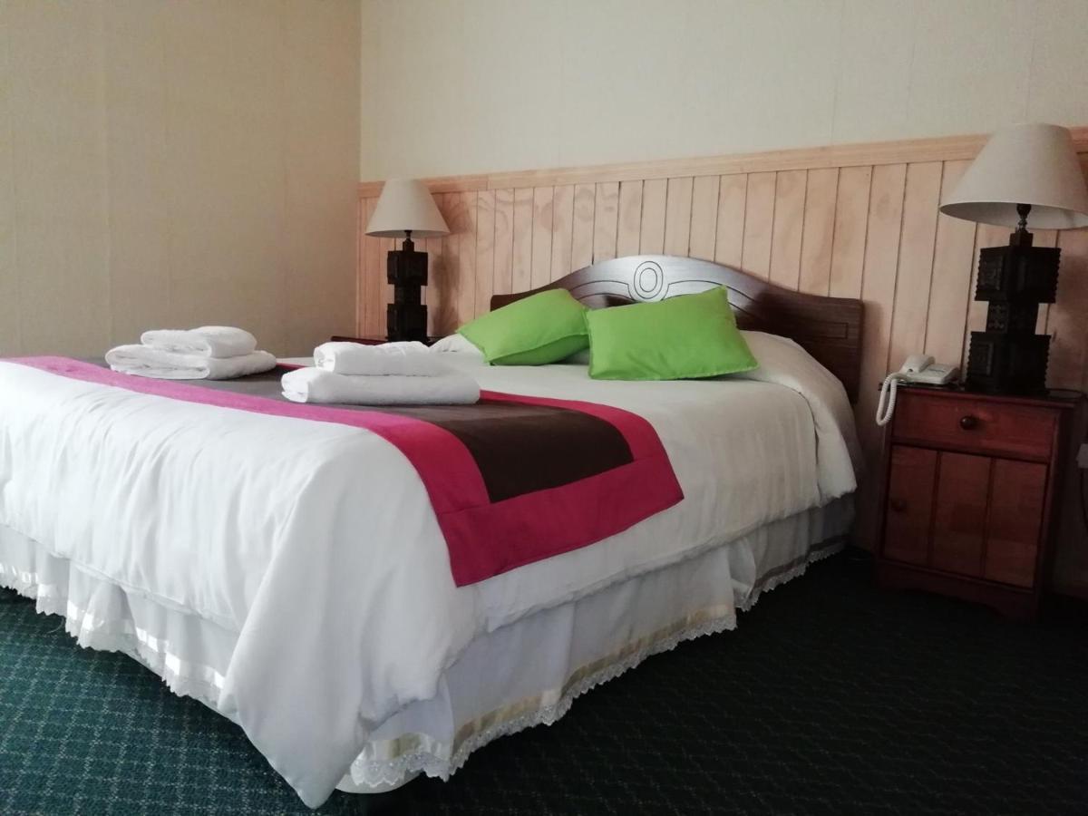 Hostal Los Pinos Puerto Natales Exteriör bild