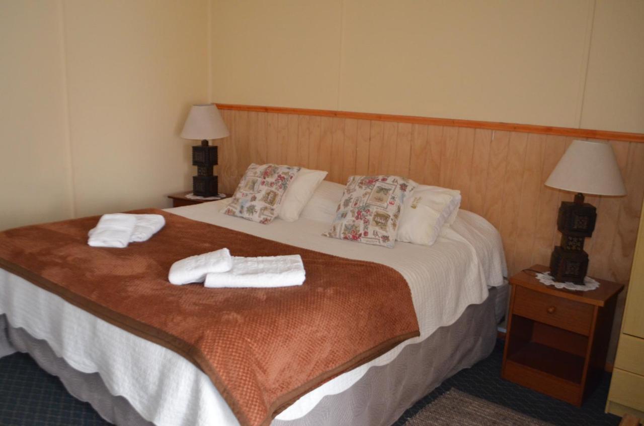 Hostal Los Pinos Puerto Natales Exteriör bild