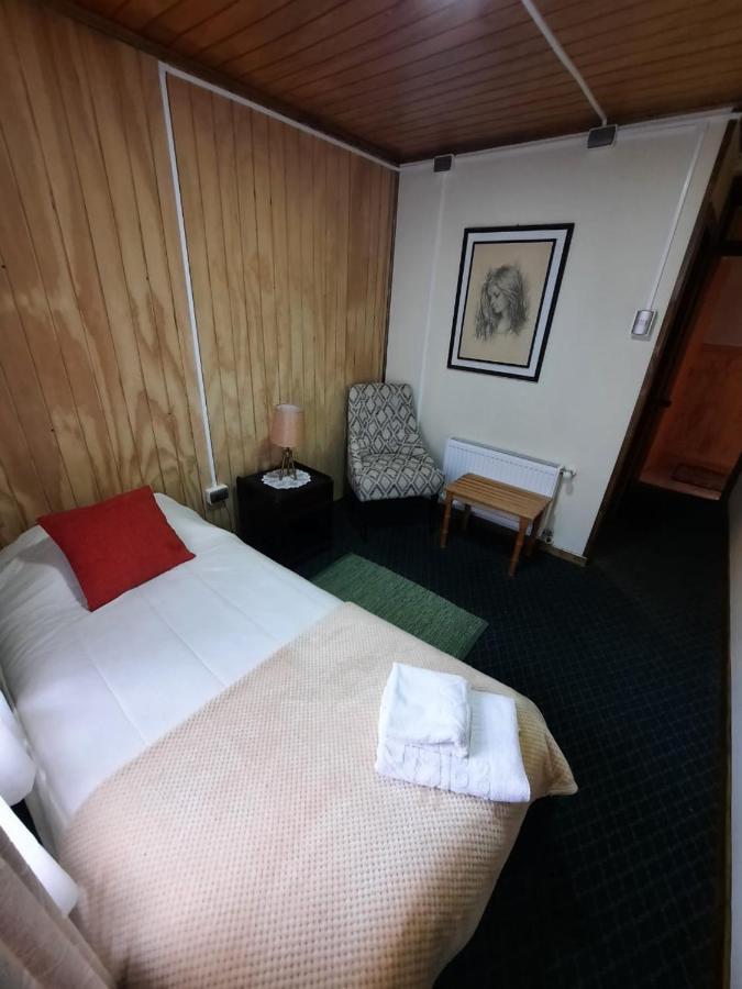 Hostal Los Pinos Puerto Natales Exteriör bild