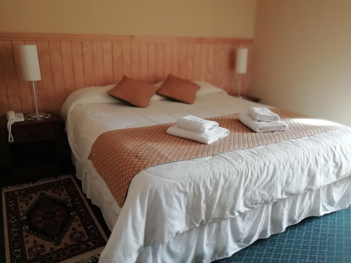 Hostal Los Pinos Puerto Natales Exteriör bild